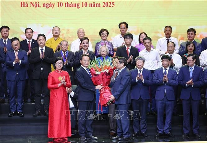 Thủ tướng Phạm Minh Chính tặng hoa chúc mừng các đại biểu điển hình tiên tiến đi dự Đại hội Thi đua yêu nước toàn quốc lần thứ XI. Ảnh: Dương Giang/TTXVN Thủ tướng Phạm Minh Chính tặng hoa chúc mừng các đại biểu điển hình tiên tiến đi dự Đại hội Thi đua yêu nước toàn quốc lần thứ XI. Ảnh: Dương Giang/TTXVN