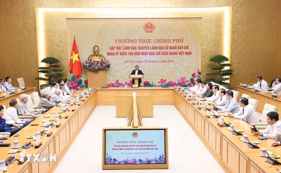 Thủ tướng Phạm Minh Chính chủ trì cuộc gặp của Thường trực Chính phủ với lãnh đạo, nguyên lãnh đạo các cơ quan báo chí. (Ảnh: Dương Giang/TTXVN).