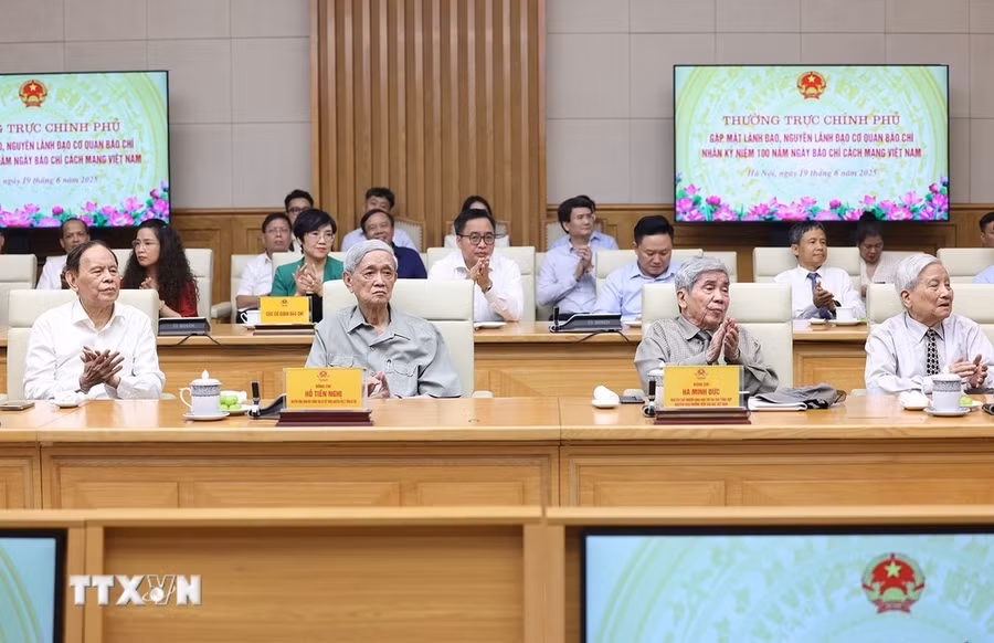 Nguyên lãnh đạo các cơ quan báo chí tham dự buổi gặp. (Ảnh: Dương Giang/TTXVN).