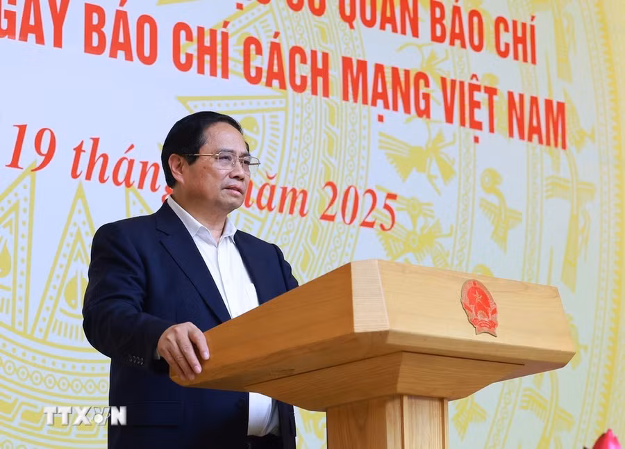 Thủ tướng Phạm Minh Chính chúc mừng các lãnh đạo, nguyên lãnh đạo các cơ quan báo chí Nhân kỷ niệm 100 năm Ngày Báo chí Cách mạng Việt Nam. (Ảnh: Dương Giang/TTXVN).