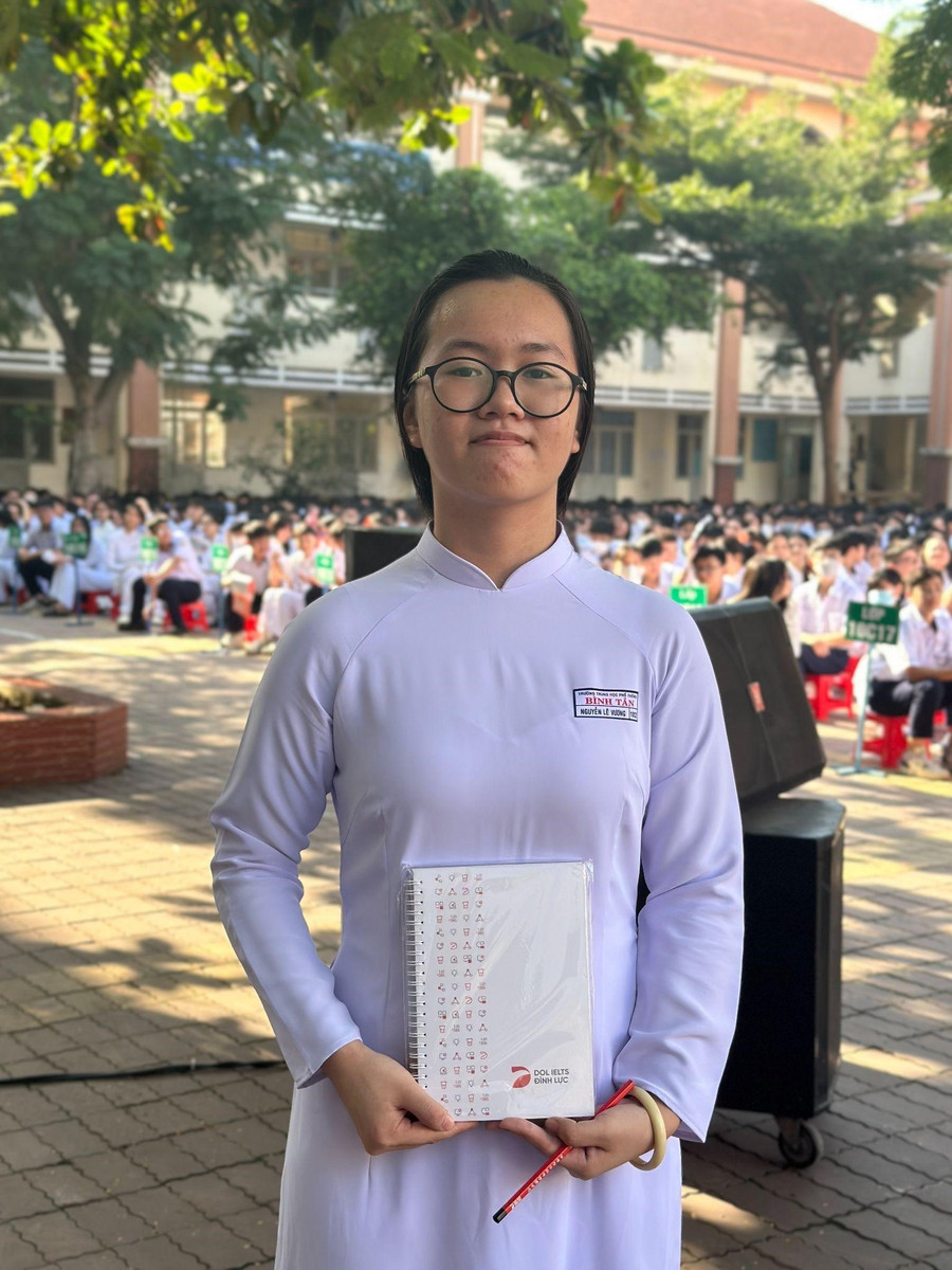 Phần quà từ DOL English IELTS Đình Lực gửi tặng các bạn học sinh hăng hái giao lưu trong chương trình. 320.jpg