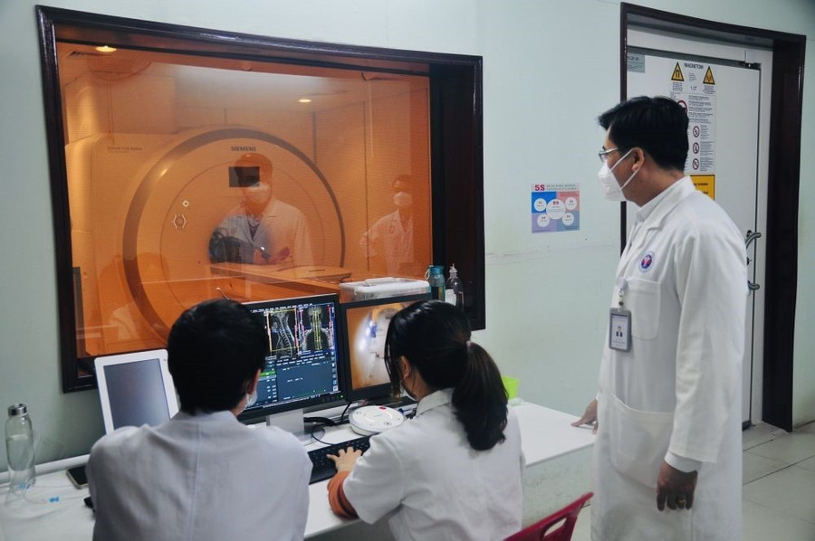  Sinh viên thực tập sử dụng công nghệ siêu âm tổng quát.