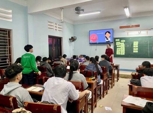Học viên sinh hoạt theo chủ đề tại lớp học. 206.jpg