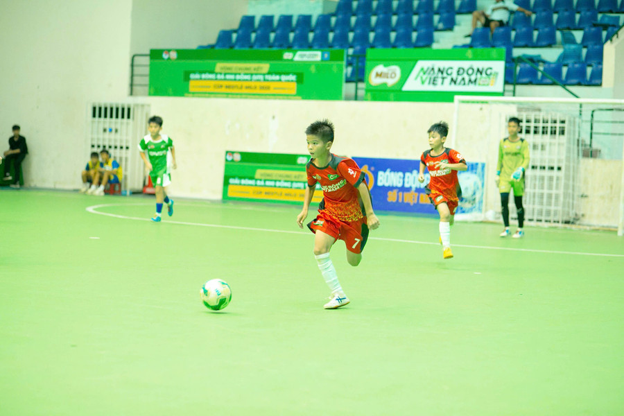 Tiền đạo Quốc Việt (7) của U11 Hưng Yên ghi bàn thắng duy nhất quyết định kết quả chung cuộc. img-4113.jpg