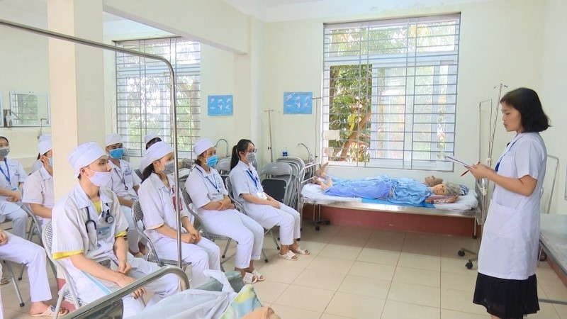 Giảng viên hướng dẫn sinh viên ngành Y học Dự phòng. 217.jpg