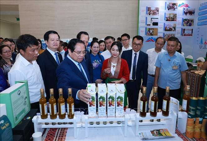 Thủ tướng Phạm Minh Chính tham quan trưng bày sản phẩm OCOP vùng đồng bào dân tộc thiểu số. (Ảnh: Dương Giang/TTXVN) Thủ tướng Phạm Minh Chính tham quan trưng bày sản phẩm OCOP vùng đồng bào dân tộc thiểu số. (Ảnh: Dương Giang/TTXVN)