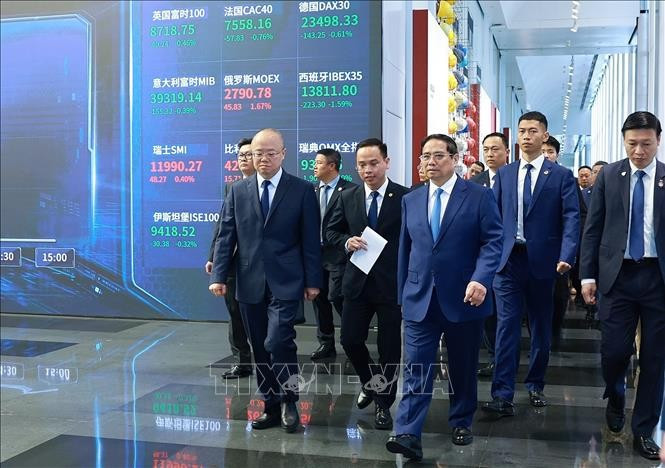 Thủ tướng Phạm Minh Chính thăm Sàn giao dịch chứng khoán Thượng Hải. (Ảnh: Dương Giang/TTXVN) Thủ tướng Phạm Minh Chính thăm Sàn giao dịch chứng khoán Thượng Hải. (Ảnh: Dương Giang/TTXVN)