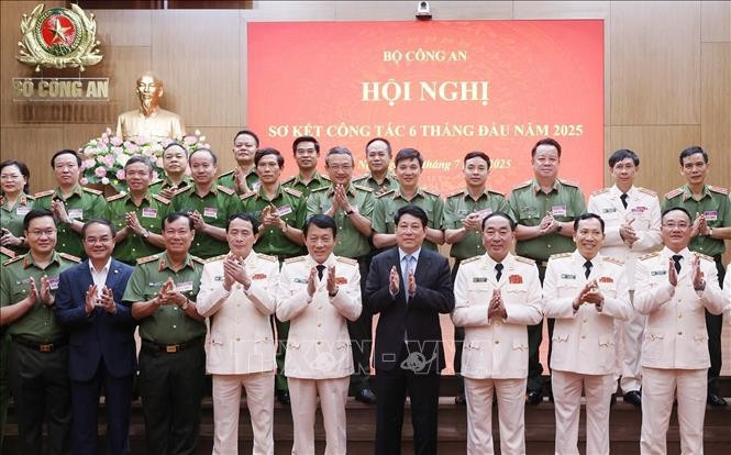 Chủ tịch nước Lương Cường với lãnh đạo Bộ Công an và đại biểu dự Hội nghị. (Ảnh: Lâm Khánh/TTXVN) Chủ tịch nước Lương Cường với lãnh đạo Bộ Công an và đại biểu dự Hội nghị. (Ảnh: Lâm Khánh/TTXVN)
