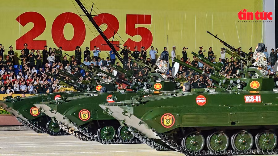 Đội hình xe chiến đấu bộ binh XCB-01 được trang bị hệ thống cảm biến laser chiếu xạ, giúp phương tiện phản ứng nhanh chóng trong trường hợp bị chiếu xạ laser chỉ thị mục tiêu của đối phương (pháo binh, tên lửa, UAV...). Tên lửa chống tăng B72 được tích hợp trên bệ phóng cố định trên pháo chính của xe XCB-01. Với cơ số 4 đạn tên lửa mang theo, XCB-01 có khả năng tấn công phương tiện hạng nặng của đối phương ở ngoài khoảng cách pháo chính cỡ 73mm vươn tới.