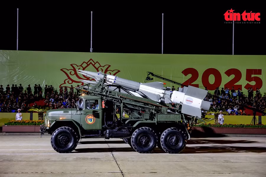 Xe chở tên lửa S-125-VT tiến vào lễ đài.