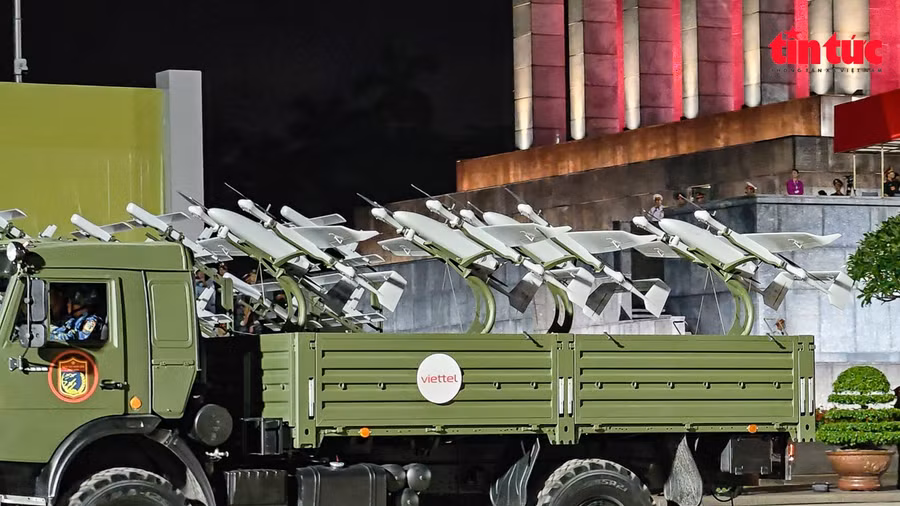 Dàn UAV do Việt Nam tự nghiên cứu và sản xuất, tốc độ hành trình lên đến 120km/h; làm nhiệm vụ trinh sát, giám sát, chiến đấu, cứu hộ, cung cấp dữ liệu...