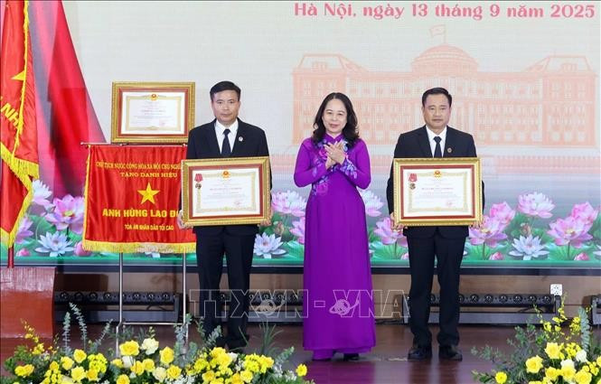 Phó Chủ tịch nước Võ Thị Ánh Xuân trao Huân chương Lao động hạng Nhất cho Tòa án nhân dân thành phố Hà Nội (bên trái) và Tòa án nhân dân Thành phố Hồ Chí Minh. Ảnh: Phạm Kiên/TTXVN Phó Chủ tịch nước Võ Thị Ánh Xuân trao Huân chương Lao động hạng Nhất cho Tòa án nhân dân thành phố Hà Nội (bên trái) và Tòa án nhân dân Thành phố Hồ Chí Minh. Ảnh: Phạm Kiên/TTXVN