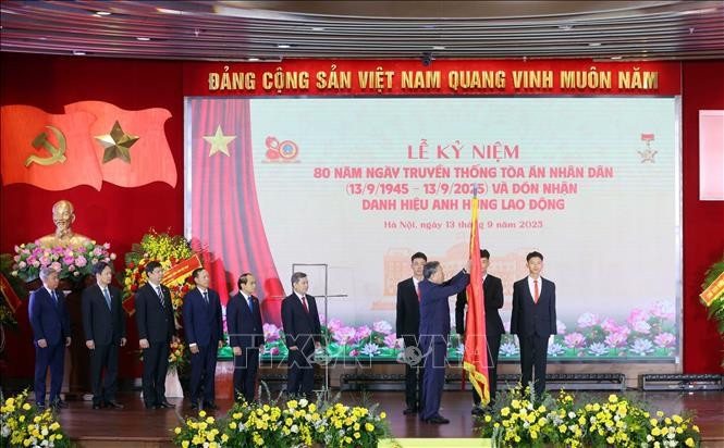 Tổng Bí thư Tô Lâm trao tặng Danh hiệu Anh hùng Lao động cho Toà án nhân dân tối cao. Ảnh: Phạm Kiên/TTXVN Tổng Bí thư Tô Lâm trao tặng Danh hiệu Anh hùng Lao động cho Toà án nhân dân tối cao. Ảnh: Phạm Kiên/TTXVN