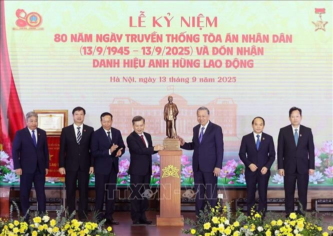 Tổng Bí thư Tô Lâm tặng bức tượng Chủ tịch Hồ Chí Minh cho Toà án nhân dân Tối cao. Ảnh: Thống Nhất/TTXVN Tổng Bí thư Tô Lâm tặng bức tượng Chủ tịch Hồ Chí Minh cho Toà án nhân dân Tối cao. Ảnh: Thống Nhất/TTXVN