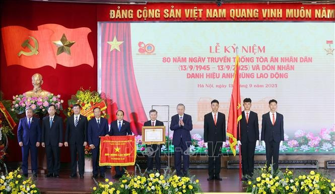 Tổng Bí thư Tô Lâm trao tặng Danh hiệu Anh hùng Lao động cho Toà án nhân dân tối cao. Ảnh: Phạm Kiên/TTXVN Tổng Bí thư Tô Lâm trao tặng Danh hiệu Anh hùng Lao động cho Toà án nhân dân tối cao. Ảnh: Phạm Kiên/TTXVN