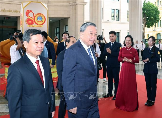 Sáng 13/9/2025, tại Hà Nội, Tổng Bí thư Tô Lâm dự Lễ kỷ niệm 80 năm Ngày truyền thống Toà án nhân dân (13/9/1945 – 13/9/2025) và đón nhận Danh hiệu Anh hùng Lao động. Ảnh: TTXVN Sáng 13/9/2025, tại Hà Nội, Tổng Bí thư Tô Lâm dự Lễ kỷ niệm 80 năm Ngày truyền thống Toà án nhân dân (13/9/1945 – 13/9/2025) và đón nhận Danh hiệu Anh hùng Lao động. Ảnh: TTXVN