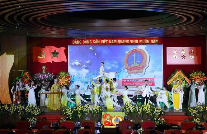 Chương trình biểu diễn nghệ thuật chào mừng buổi lễ. Ảnh: Phạm Kiên/TTXVN Chương trình biểu diễn nghệ thuật chào mừng buổi lễ. Ảnh: Phạm Kiên/TTXVN