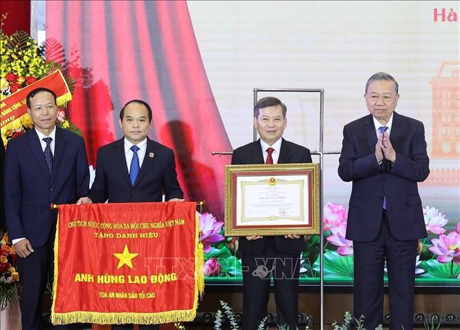 Tổng Bí thư Tô Lâm trao tặng Danh hiệu Anh hùng Lao động cho Toà án nhân dân Tối cao . Ảnh: Thống Nhất/TTXVN Tổng Bí thư Tô Lâm trao tặng Danh hiệu Anh hùng Lao động cho Toà án nhân dân Tối cao . Ảnh: Thống Nhất/TTXVN
