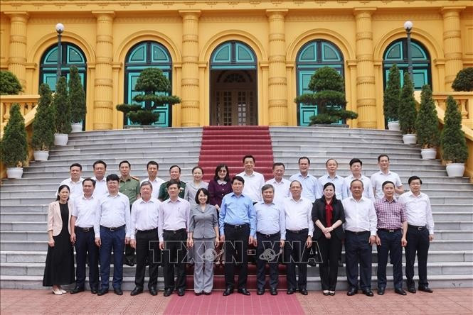 Chủ tịch nước Lương Cường với các đại biểu. (Ảnh: Lâm Khánh/TTXVN) Chủ tịch nước Lương Cường với các đại biểu. (Ảnh: Lâm Khánh/TTXVN)