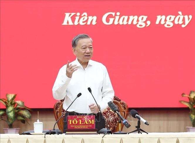 Tổng Bí thư Tô Lâm phát biểu chỉ đạo tại cuộc làm việc với Ban Thường vụ Tỉnh ủy Kiên Giang và Thường trực Tỉnh ủy An Giang. (Ảnh: Thống Nhất/TTXVN) Tổng Bí thư Tô Lâm phát biểu chỉ đạo tại cuộc làm việc với Ban Thường vụ Tỉnh ủy Kiên Giang và Thường trực Tỉnh ủy An Giang. (Ảnh: Thống Nhất/TTXVN)