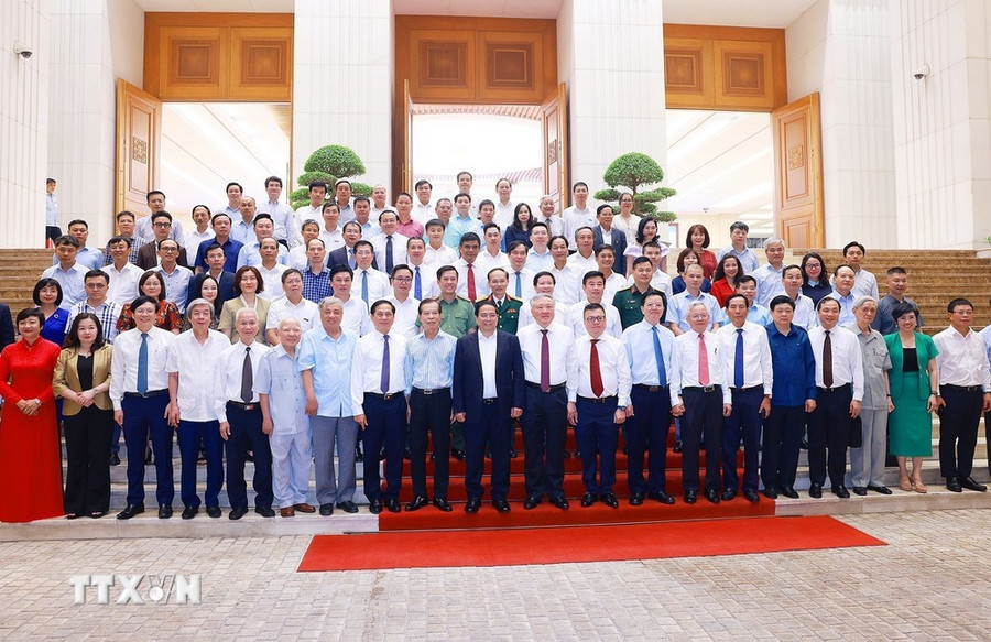Thủ tướng Phạm Minh Chính với lãnh đạo, nguyên lãnh đạo các cơ quan báo chí. (Ảnh: Dương Giang/TTXVN). img-3394.jpg