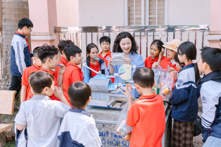 Học sinh trường Tiểu học và THCS Đồn Xá hào hứng tìm hiểu quy trình tái chế vỏ hộp sữa.