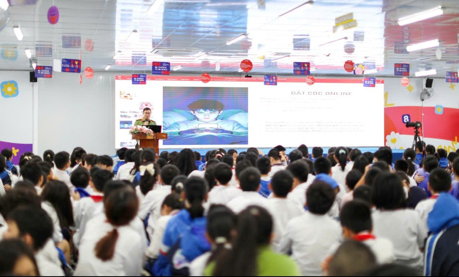 Trung tá Đinh Quang Vũ chia sẻ những biện pháp đảm bảo an toàn trên không gian mạng với học sinh.