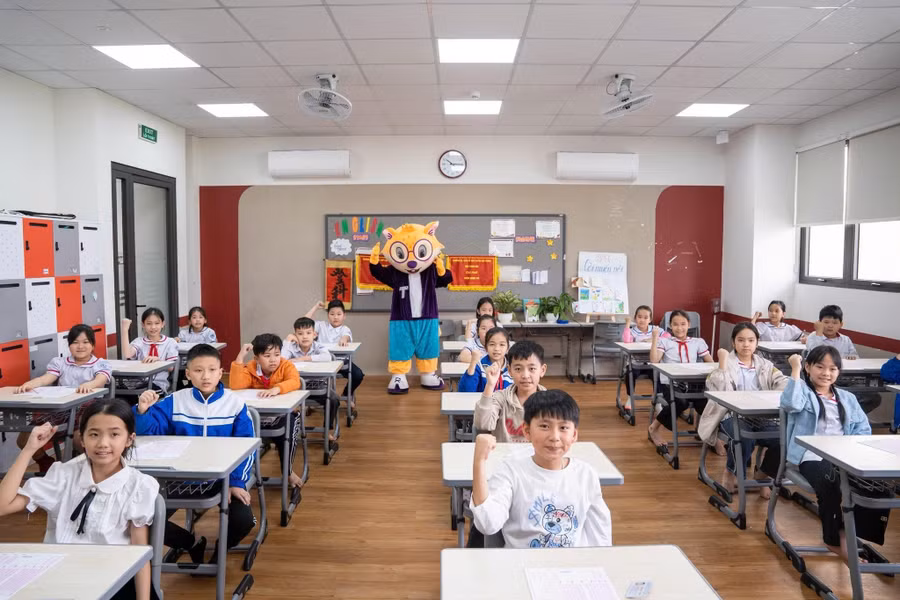 Thí sinh hào hứng chụp ảnh trước giờ bước vào cuộc thi mùa giải 2024 - 2025.