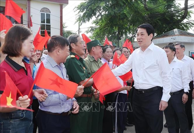 Chủ tịch nước Lương Cường với Nhân dân thôn Quảng Chính 6, xã Quảng Hà, tỉnh Quảng Ninh. (Ảnh: Lâm Khánh/TTXVN)