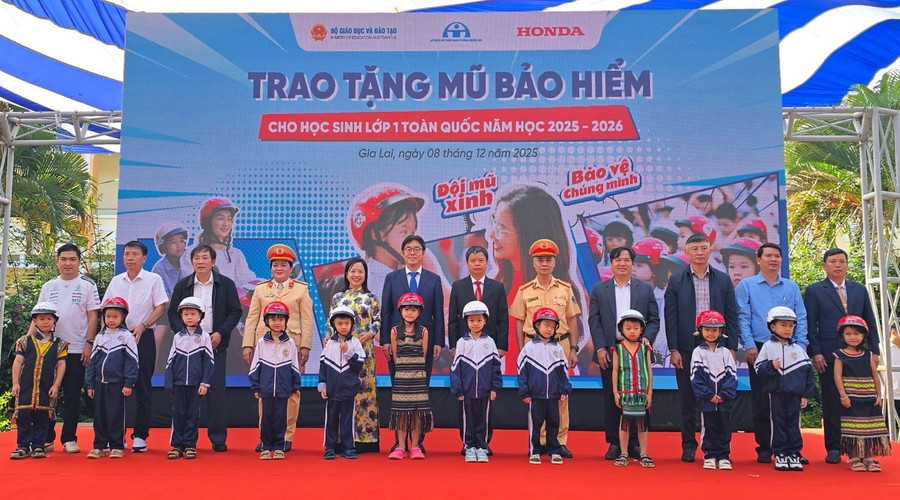 Các đại biểu trao tặng mũ bảo hiểm cho các em học sinh lớp Một trường Tiểu học Lê Quý Đôn. Ảnh: Honda.
