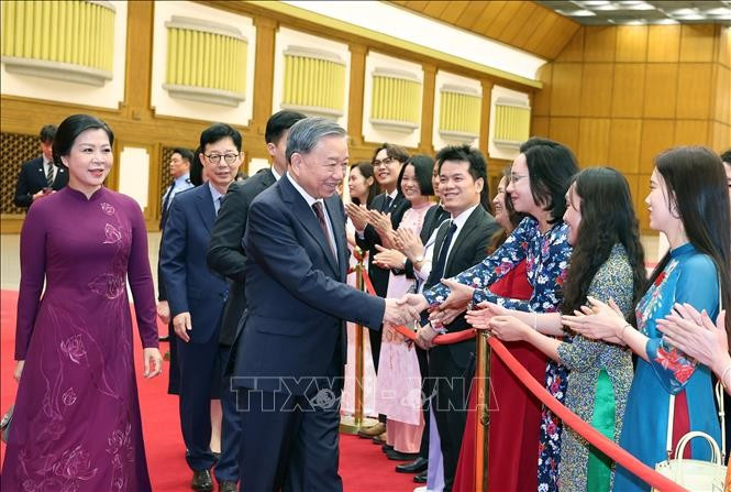 Tổng Bí thư Tô Lâm và Phu nhân rời thủ đô Seoul đi thăm thành phố Busan. (Ảnh: Thống Nhất/TTXVN)