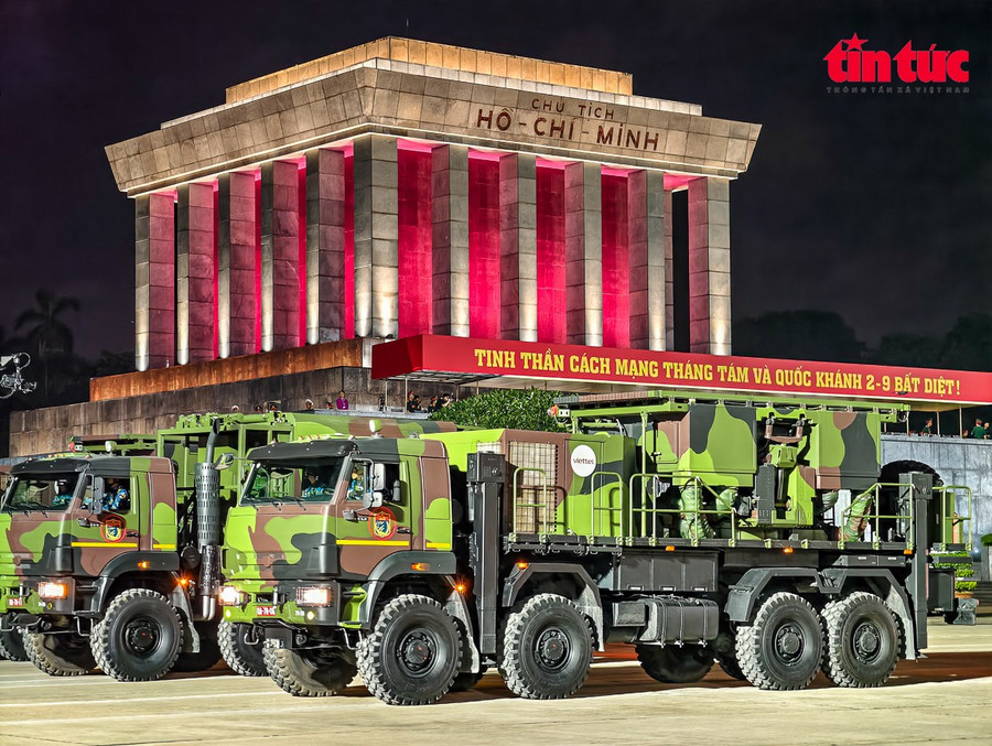 Tổ hợp tên lửa do Viettel sản xuất gồm nhiều loại, từ xe chỉ huy, radar đến xe vận chuyển, xử lý thông tin. Tổ hợp tên lửa do Viettel sản xuất gồm nhiều loại, từ xe chỉ huy, radar đến xe vận chuyển, xử lý thông tin.