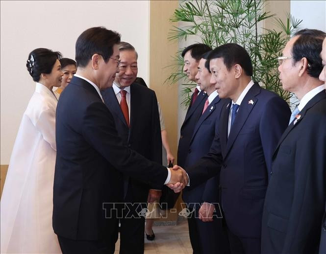 Tổng Bí thư Tô Lâm giới thiệu thành viên đoàn Việt Nam với Tổng thống Hàn Quốc Lee Jae Myung và Phu nhân. (Ảnh: Thống Nhất/TTXVN) Tổng Bí thư Tô Lâm giới thiệu thành viên đoàn Việt Nam với Tổng thống Hàn Quốc Lee Jae Myung và Phu nhân. (Ảnh: Thống Nhất/TTXVN)