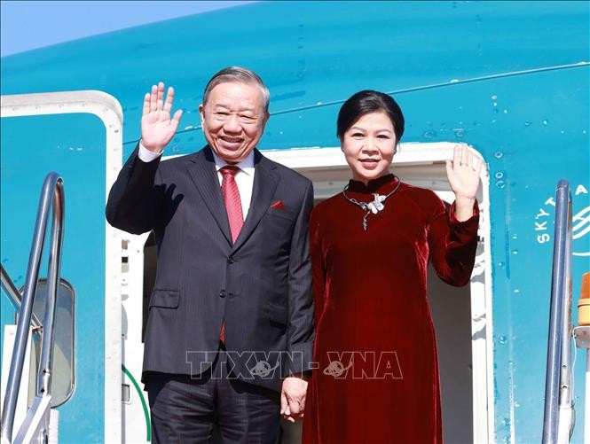 Tổng Bí thư Tô Lâm và Phu nhân tới sân bay quốc tế Wattay, thủ đô Vientiane. Ảnh: Thống Nhất/ TTXVN