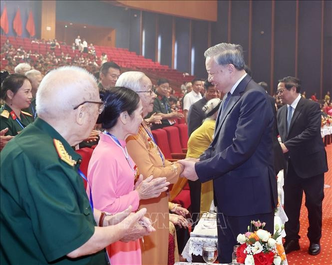 Tổng Bí thư Tô Lâm với người có công, nhân chứng lịch sử tiêu biểu. (Ảnh: Thống Nhất/TTXVN) Tổng Bí thư Tô Lâm với người có công, nhân chứng lịch sử tiêu biểu. (Ảnh: Thống Nhất/TTXVN)
