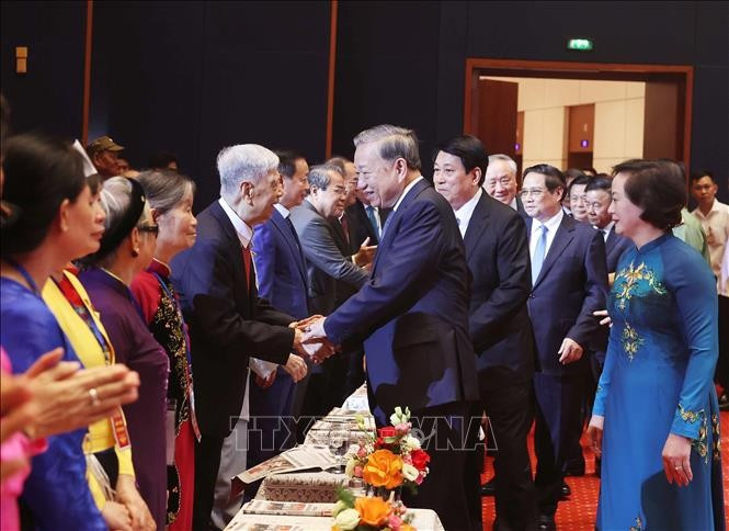 Tổng Bí thư Tô Lâm với người có công, nhân chứng lịch sử tiêu biểu. (Ảnh: Thống Nhất/TTXVN) Tổng Bí thư Tô Lâm với người có công, nhân chứng lịch sử tiêu biểu. (Ảnh: Thống Nhất/TTXVN)