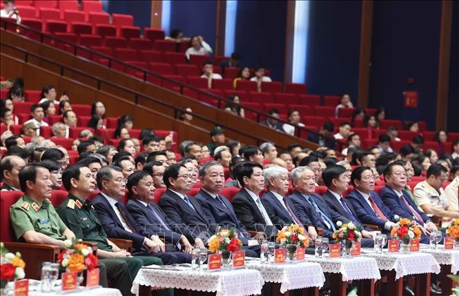 Tổng Bí thư Tô Lâm, Chủ tịch nước Lương Cường, Thủ tướng Phạm Minh Chính, các lãnh đạo Đảng, Nhà nước và các đại biểu tại buổi gặp mặt. (Ảnh: Thống Nhất/TTXVN) Tổng Bí thư Tô Lâm, Chủ tịch nước Lương Cường, Thủ tướng Phạm Minh Chính, các lãnh đạo Đảng, Nhà nước và các đại biểu tại buổi gặp mặt. (Ảnh: Thống Nhất/TTXVN)