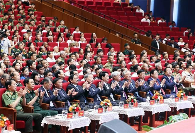 Tổng Bí thư Tô Lâm, Chủ tịch nước Lương Cường, Thủ tướng Phạm Minh Chính, các lãnh đạo Đảng, Nhà nước và các đại biểu tại buổi gặp mặt. (Ảnh: Thống Nhất/TTXVN) Tổng Bí thư Tô Lâm, Chủ tịch nước Lương Cường, Thủ tướng Phạm Minh Chính, các lãnh đạo Đảng, Nhà nước và các đại biểu tại buổi gặp mặt. (Ảnh: Thống Nhất/TTXVN)