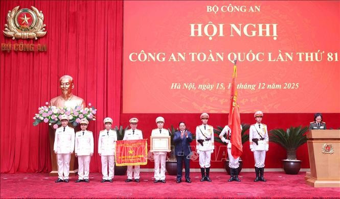 Thủ tướng Phạm Minh Chính trao Danh hiệu Anh hùng Lực lượng vũ trang nhân dân cho Phòng nghiệp vụ thuộc Cục An ninh Đối ngoại, Bộ Công an. Ảnh: Phạm Kiên/TTXVN Thủ tướng Phạm Minh Chính trao Danh hiệu Anh hùng Lực lượng vũ trang nhân dân cho Phòng nghiệp vụ thuộc Cục An ninh Đối ngoại, Bộ Công an. Ảnh: Phạm Kiên/TTXVN