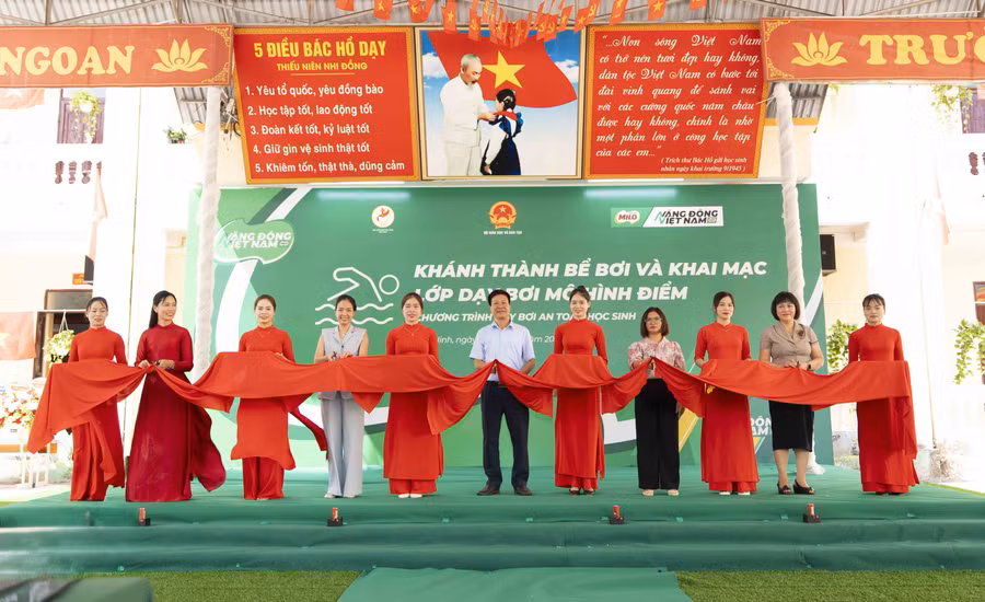 Các đại biểu cắt băng khánh thành bể bơi tại sự kiện.