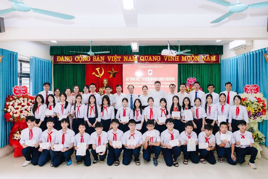 Thầy và trò nhà trường trong lễ tổng kết năm học 2024-2025.