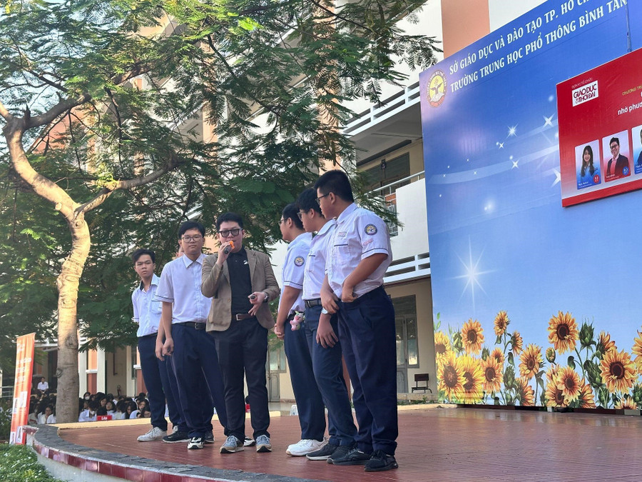 Các bạn năng nổ giao lưu với diễn giả để tìm hiểu sâu hơn về phương pháp học tiếng Anh tư duy Linearthinking.