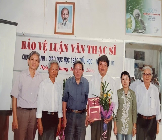 Bảo vệ luận văn Thạc sĩ chuyên ngành Giáo dục học (bậc Tiểu học, 2006). 13.jpg