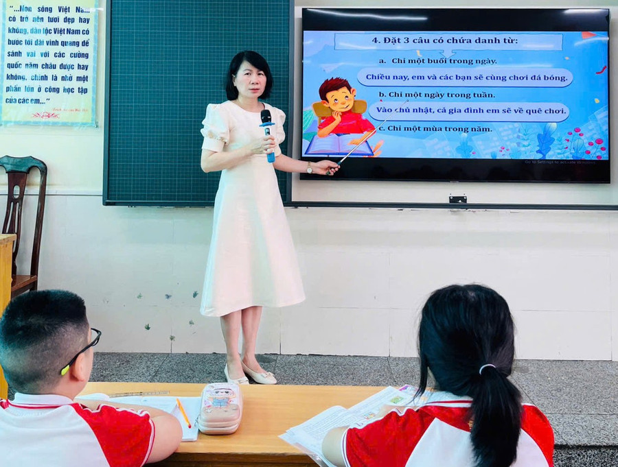 Cô giáo Đỗ Thị Hương luôn là chỗ dựa tin cậy cho các đồng nghiệp trẻ.