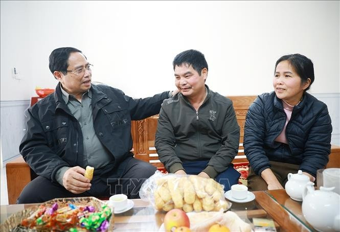 Thủ tướng Phạm Minh Chính thăm, chúc Tết nhân dân Khu tái định cư Đông Khê, Cao Bằng. Ảnh: Dương Giang/TTXVN