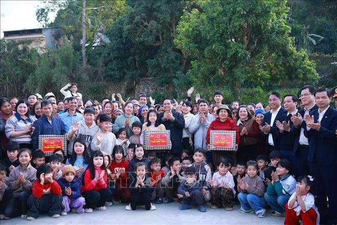 Thủ tướng Phạm Minh Chính với nhân dân Khu tái định cư Đông Khê, Cao Bằng. Ảnh: Dương Giang/TTXVN