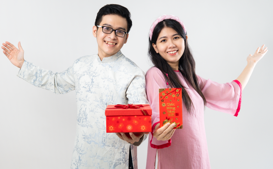 NCS Hà Đặng Như Quỳnh và thạc sĩ TESOL Trần Anh Khoa - hai gương mặt 9.0 IELTS, á khoa tốt nghiệp các ngôi trường ĐH tốp đầu… trong ban biên soạn DOL THPT - Ảnh: V.SAN.