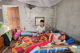 Ứa nước mắt câu khích lệ "mẹ ơi cố lên" của cậu bé lớp 6 chăm mẹ liệt giường 