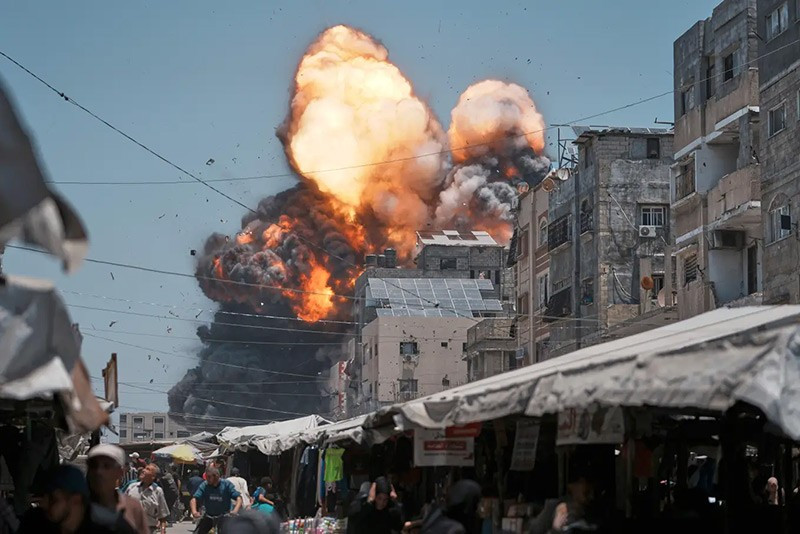 chum-anh-khoanh-khac-mot-cuoc-khong-kich-vao-thanh-pho-gaza-01.jpg