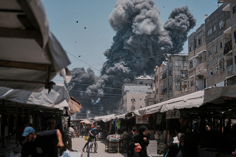 chum-anh-khoanh-khac-mot-cuoc-khong-kich-vao-thanh-pho-gaza-06.jpg